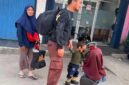 Satu keluarga yang disebut menjadi korban dugaan penipuan saat hendak merantau ke Cilacap untuk bekerja. Dalam foto, tampak sang ayah membawa ransel besar bersama istri dan anak-anaknya, sebagaimana diunggah akun Instagram @rumpi_gosip. Foto: akun Instagram @rumpi_gosip