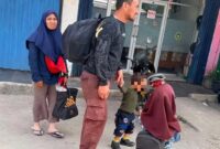 Satu keluarga yang disebut menjadi korban dugaan penipuan saat hendak merantau ke Cilacap untuk bekerja. Dalam foto, tampak sang ayah membawa ransel besar bersama istri dan anak-anaknya, sebagaimana diunggah akun Instagram @rumpi_gosip. Foto: akun Instagram @rumpi_gosip
