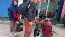 Satu keluarga yang disebut menjadi korban dugaan penipuan saat hendak merantau ke Cilacap untuk bekerja. Dalam foto, tampak sang ayah membawa ransel besar bersama istri dan anak-anaknya, sebagaimana diunggah akun Instagram @rumpi_gosip. Foto: akun Instagram @rumpi_gosip