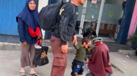 Satu keluarga yang disebut menjadi korban dugaan penipuan saat hendak merantau ke Cilacap untuk bekerja. Dalam foto, tampak sang ayah membawa ransel besar bersama istri dan anak-anaknya, sebagaimana diunggah akun Instagram @rumpi_gosip. Foto: akun Instagram @rumpi_gosip