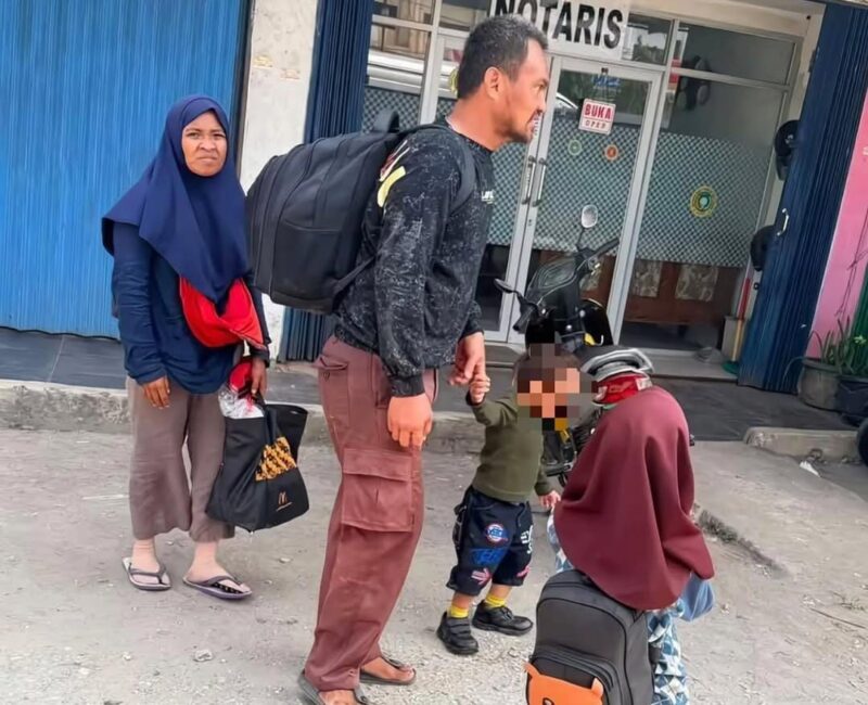 Satu keluarga yang disebut menjadi korban dugaan penipuan saat hendak merantau ke Cilacap untuk bekerja. Dalam foto, tampak sang ayah membawa ransel besar bersama istri dan anak-anaknya, sebagaimana diunggah akun Instagram @rumpi_gosip. Foto: akun Instagram @rumpi_gosip