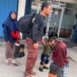 Satu keluarga yang disebut menjadi korban dugaan penipuan saat hendak merantau ke Cilacap untuk bekerja. Dalam foto, tampak sang ayah membawa ransel besar bersama istri dan anak-anaknya, sebagaimana diunggah akun Instagram @rumpi_gosip. Foto: akun Instagram @rumpi_gosip