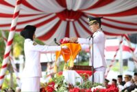 Wali Kota Batam Amsakar Achmad memimpin upacara HUT RI ke-81. Foto: INIKEPRI.COM/Media Center Batam 