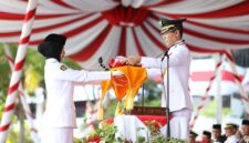 Wali Kota Batam Amsakar Achmad memimpin upacara HUT RI ke-81. Foto: INIKEPRI.COM/Media Center Batam 