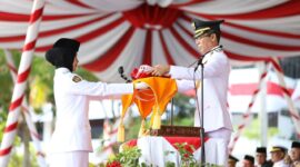 Wali Kota Batam Amsakar Achmad memimpin upacara HUT RI ke-81. Foto: INIKEPRI.COM/Media Center Batam 