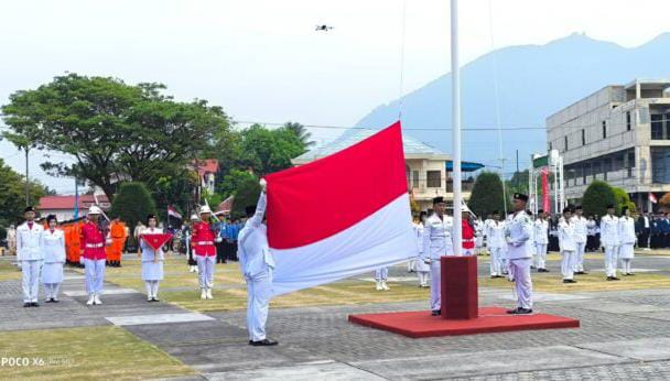 Pemerintah Kabupaten Natuna menggelar upacara Peringatan HUT RI ke-81 di Pantai Piwang Ranai. Foto: Istimewa