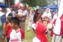 Bupati Natuna, Cen Sui Lan, turun langsung memeriahkan permainan rakyat sempena HUT RI ke-81 di Pantai Piwang. Foto: INIKEPRI.COM