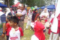 Bupati Natuna, Cen Sui Lan, turun langsung memeriahkan permainan rakyat sempena HUT RI ke-81 di Pantai Piwang. Foto: INIKEPRI.COM