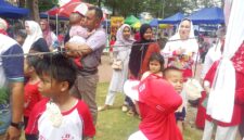 Bupati Natuna, Cen Sui Lan, turun langsung memeriahkan permainan rakyat sempena HUT RI ke-81 di Pantai Piwang. Foto: INIKEPRI.COM