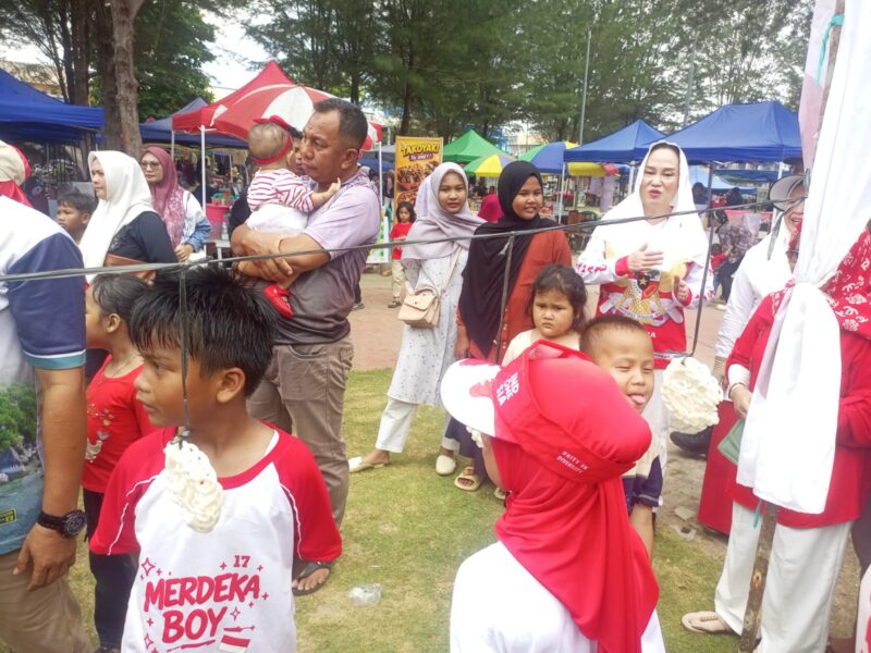 Bupati Natuna, Cen Sui Lan, turun langsung memeriahkan permainan rakyat sempena HUT RI ke-81 di Pantai Piwang. Foto: INIKEPRI.COM