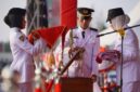 Anggota Paskibraka melaksanakan prosesi penyerahan Bendera Merah Putih kepada Bupati Natuna Cen Sui Lan dengan penuh ketelitian dalam rangkaian Upacara HUT ke-81 Kemerdekaan RI. Foto: Istimewa