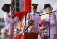 Anggota Paskibraka melaksanakan prosesi penyerahan Bendera Merah Putih kepada Bupati Natuna Cen Sui Lan dengan penuh ketelitian dalam rangkaian Upacara HUT ke-81 Kemerdekaan RI. Foto: Istimewa