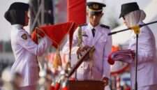 Anggota Paskibraka melaksanakan prosesi penyerahan Bendera Merah Putih kepada Bupati Natuna Cen Sui Lan dengan penuh ketelitian dalam rangkaian Upacara HUT ke-81 Kemerdekaan RI. Foto: Istimewa