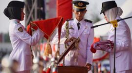 Anggota Paskibraka melaksanakan prosesi penyerahan Bendera Merah Putih kepada Bupati Natuna Cen Sui Lan dengan penuh ketelitian dalam rangkaian Upacara HUT ke-81 Kemerdekaan RI. Foto: Istimewa 