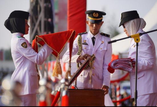 Anggota Paskibraka melaksanakan prosesi penyerahan Bendera Merah Putih kepada Bupati Natuna Cen Sui Lan dengan penuh ketelitian dalam rangkaian Upacara HUT ke-81 Kemerdekaan RI. Foto: Istimewa