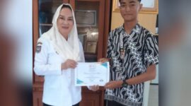 Muhammad Raffi Alfitra, siswa kelas XII SMAN 2 Bunguran Timur bertemu dengan Bupati Cen Sui Lan. Foto: istimewa 
