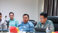 Kepala Disnaker Batam, Yudi Suprapto, memimpin pertemuan bersama APINDO dan perwakilan 15 perusahaan besar di Kota Batam. Foto: INIKEPRI.COM/Media Center Batam 