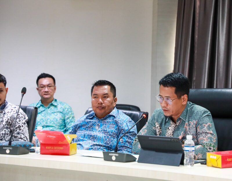 Kepala Disnaker Batam, Yudi Suprapto, memimpin pertemuan bersama APINDO dan perwakilan 15 perusahaan besar di Kota Batam. Foto: INIKEPRI.COM/Media Center Batam