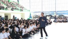 Wali Kota Batam Amsakar Achmad saat menghadiri Program Pengenalan Kehidupan Kampus bagi Mahasiswa Baru (PKKMB) UIB Tahun Akademik 2026/2027 di Sport Hall UIB. Foto: INIKEPRI.COM/Media Center Batam 