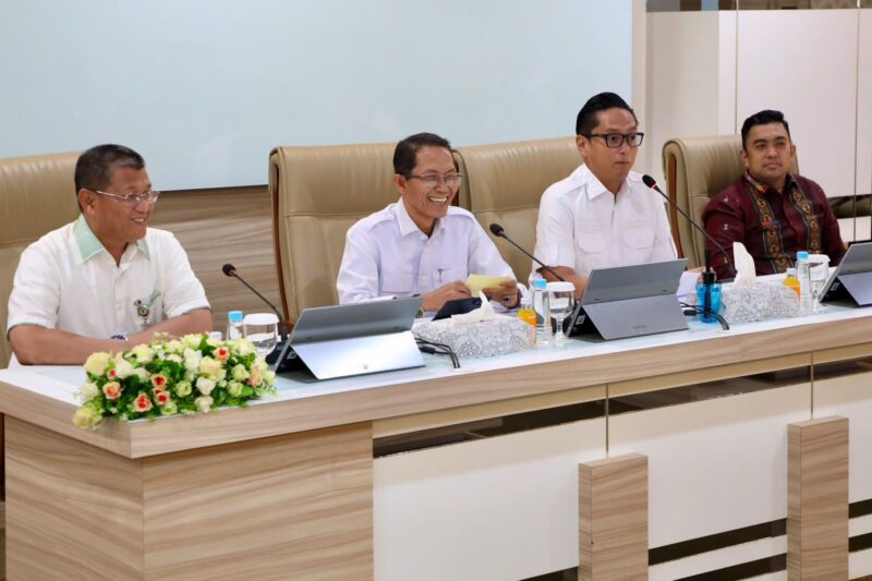 Wali Kota Batam, Amsakar Achmad, bersama Wali Kota Medan, Rico Tri Putra Bayu Waas, saat pertemuan di Kantor Wali Kota Batam, Rabu (26/8/2026). Foto: INIKEPRI.COM