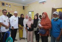 Penyaluran bantuan pangan tahap kedua itu ditinjau langsung Wali Kota Tanjungpinang, H. Lis Darmansyah, S.H., bersama Ketua TP PKK Kota Tanjungpinang, Hj. Yuniarni Pustoko Weni, S.H., di Aula Kantor Kelurahan Air Raja. Foto: INIKEPRI.COM/TanjungpinangKota