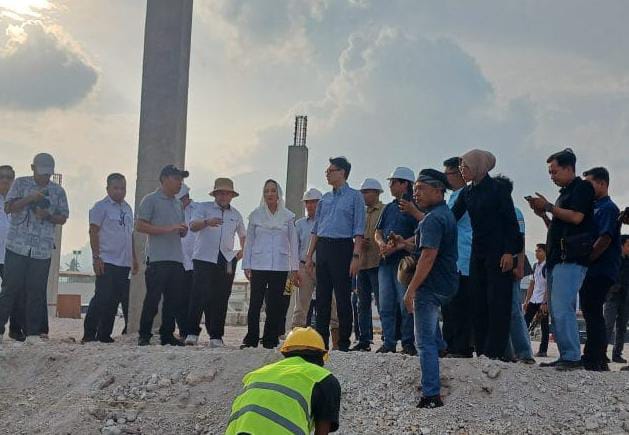 Wamenlu RI didampingi Bupati Natuna Cen Sui Lan meninjau pembangunan pasar JICA. Foto: Istimewa