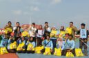 Raja Mustakim bersama petugas kebersihan. Foto: INIKEPRI.COM