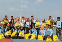 Raja Mustakim bersama petugas kebersihan. Foto: INIKEPRI.COM