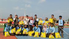 Raja Mustakim bersama petugas kebersihan. Foto: INIKEPRI.COM