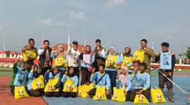 Raja Mustakim bersama petugas kebersihan. Foto: INIKEPRI.COM