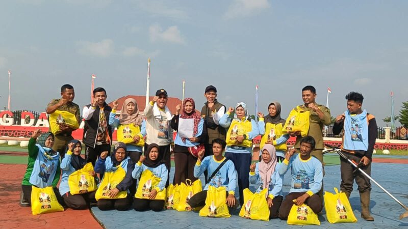 Raja Mustakim bersama petugas kebersihan. Foto: INIKEPRI.COM