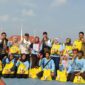 Raja Mustakim bersama petugas kebersihan. Foto: INIKEPRI.COM