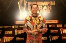 Wali Kota Batam, Amsakar Achmad, menerima penghargaan kategori Pembangunan Ekonomi Daerah dalam ajang Pemimpin Daerah Awards 2026. Foto: INIKEPRI.COM/Media Center Batam