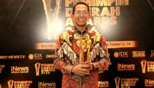 Wali Kota Batam, Amsakar Achmad, menerima penghargaan kategori Pembangunan Ekonomi Daerah dalam ajang Pemimpin Daerah Awards 2026. Foto: INIKEPRI.COM/Media Center Batam