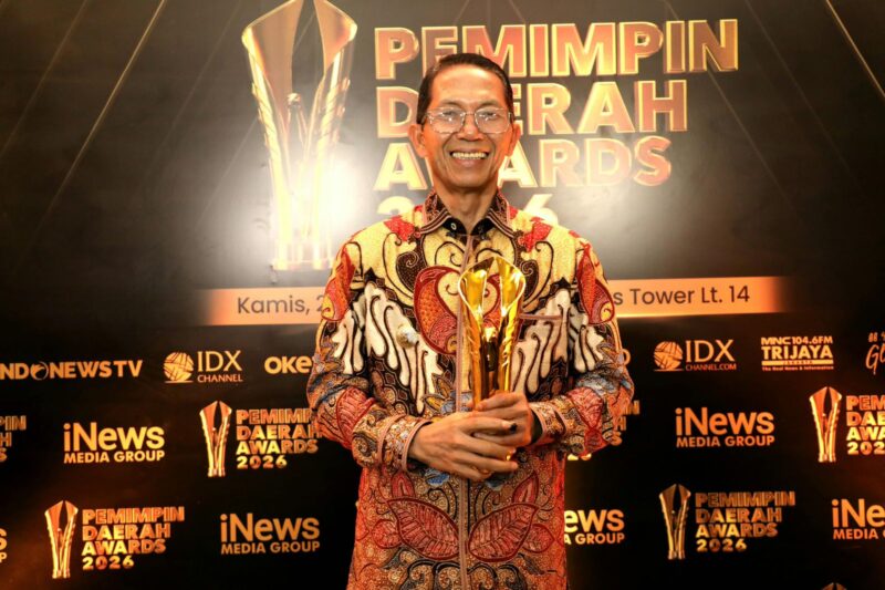 Wali Kota Batam, Amsakar Achmad, menerima penghargaan kategori Pembangunan Ekonomi Daerah dalam ajang Pemimpin Daerah Awards 2026. Foto: INIKEPRI.COM/Media Center Batam