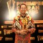 Wali Kota Batam, Amsakar Achmad, menerima penghargaan kategori Pembangunan Ekonomi Daerah dalam ajang Pemimpin Daerah Awards 2026. Foto: INIKEPRI.COM/Media Center Batam 
