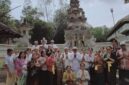 Umat Hindu melaksanakan persembahyangan memperingati Hari Suci Purnama Katiga. Foto: INIKEPRI.COM