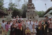Umat Hindu melaksanakan persembahyangan memperingati Hari Suci Purnama Katiga. Foto: INIKEPRI.COM