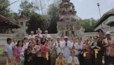 Umat Hindu melaksanakan persembahyangan memperingati Hari Suci Purnama Katiga. Foto: INIKEPRI.COM
