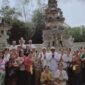 Umat Hindu melaksanakan persembahyangan memperingati Hari Suci Purnama Katiga. Foto: INIKEPRI.COM