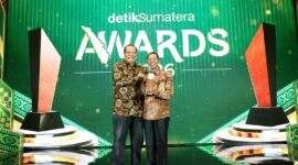 Wali Kota Batam, Amsakar Achmad, bersama Chairman dan Pendiri CT Corp, perusahaan induk yang menaungi detik.com melalui Trans Corp, Chairul Tanjung, saat menerima penghargaan Detik Sumatera Awards 2026. Foto: INIKEPRI.COM/Media Center Batam 