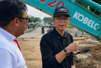 Ex Officio Kepala BP Batam Amsakar Achmad meninjau perbaikan pipa. Foto: INIKEPRI.COM/BP Batam