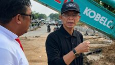 Ex Officio Kepala BP Batam Amsakar Achmad meninjau perbaikan pipa. Foto: INIKEPRI.COM/BP Batam 