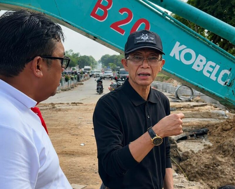 Ex Officio Kepala BP Batam Amsakar Achmad meninjau perbaikan pipa. Foto: INIKEPRI.COM/BP Batam