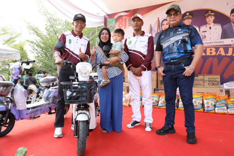 Wali Kota Batam, Amsakar Achmad, membuka Lubukbaja Carnival 2026 yang digelar untuk memeriahkan Hari Ulang Tahun (HUT) ke-81 Kemerdekaan Republik Indonesia tingkat Kecamatan Lubukbaja. Foto: INIKEPRI.COM