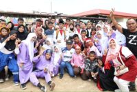 Wali Kota Batam, Amsakar Achmad, bersama peserta Nostalgia di Nongsa di Kompleks Ruko Summerland, Kelurahan Batu Besar, Kecamatan Nongsa. Foto: INIKEPRI.COM/Media Center Batam 