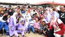 Wali Kota Batam, Amsakar Achmad, bersama peserta Nostalgia di Nongsa di Kompleks Ruko Summerland, Kelurahan Batu Besar, Kecamatan Nongsa. Foto: INIKEPRI.COM/Media Center Batam