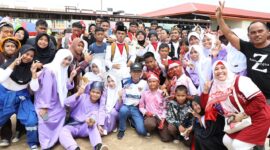 Wali Kota Batam, Amsakar Achmad, bersama peserta Nostalgia di Nongsa di Kompleks Ruko Summerland, Kelurahan Batu Besar, Kecamatan Nongsa. Foto: INIKEPRI.COM/Media Center Batam 