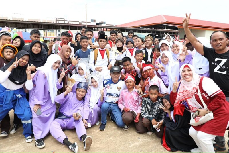 Wali Kota Batam, Amsakar Achmad, bersama peserta Nostalgia di Nongsa di Kompleks Ruko Summerland, Kelurahan Batu Besar, Kecamatan Nongsa. Foto: INIKEPRI.COM/Media Center Batam