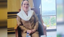 Bupati Natuna Cen Sui Lan di ruang kerjanya saat berdialog dengan awak media. Foto: Istimewa 